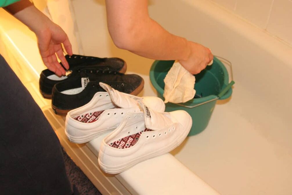 Desinfektion von Schuhen gegen Zehenpilz