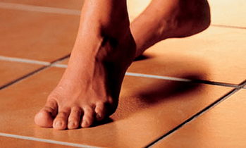 Barfußlaufen als Ursache für das Auftreten des Pilzes auf der Haut der Füße