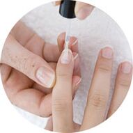 Nagellack auftragen, um Nagelpilz zu heilen